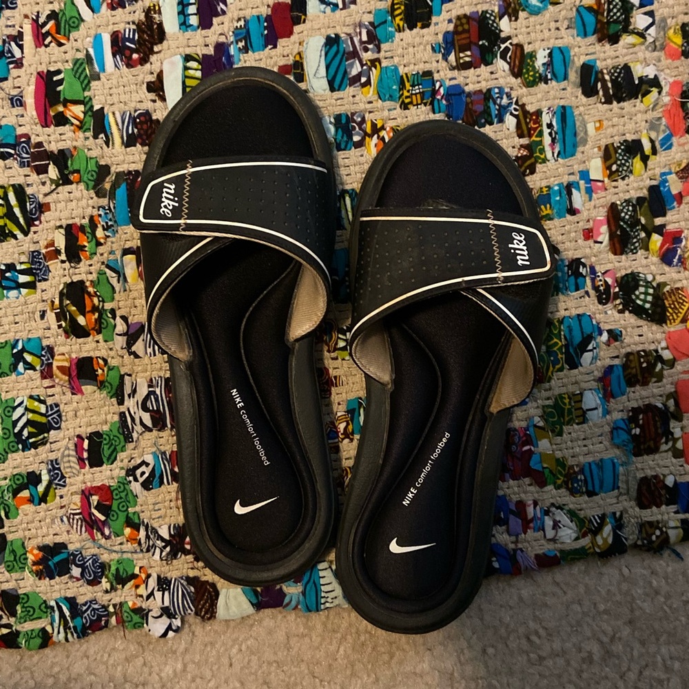 Nike gel slides.